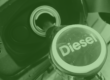 Boquilla de una bomba de diésel ingresando al tanque de un vehículo, representando el ahorro y eficiencia en el consumo de combustible. Carga de diésel: eficiencia y ahorro en combustible