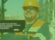 Operador de transporte de combustibles con equipo de seguridad, representando el impacto del monitoreo satelital en la seguridad y eficiencia del traslado.