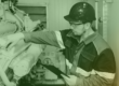 Técnico industrial inspeccionando maquinaria pesada en una planta de operaciones, asegurando el correcto funcionamiento del equipo.