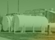Tanques de almacenamiento de combustible instalados en una planta industrial, garantizando un suministro seguro y eficiente