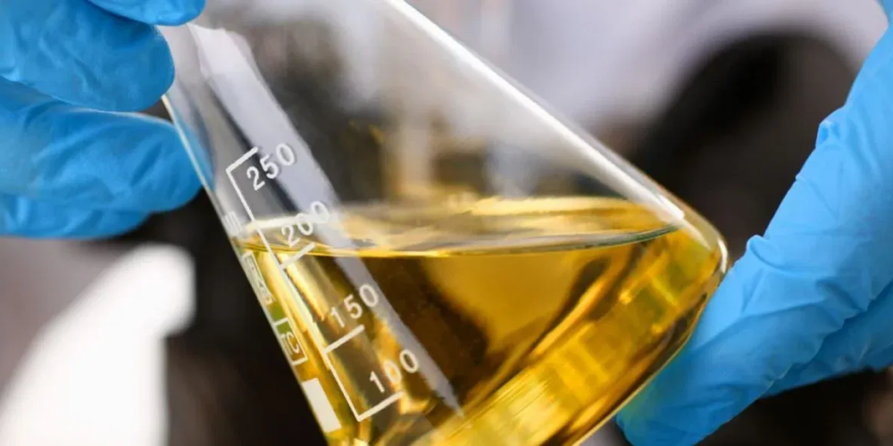 Muestra de diésel de alta calidad en un laboratorio, analizada para garantizar pureza y rendimiento óptimo en aplicaciones industriales.