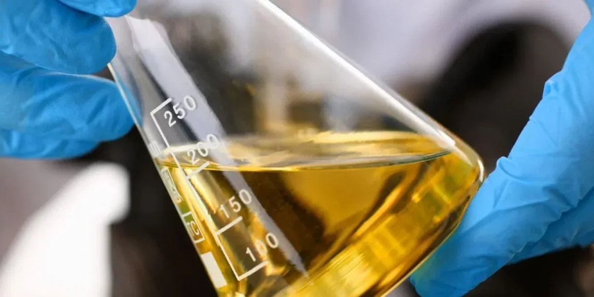 combustible_laboratorio_alta_calidad Muestra de diésel de alta calidad en un laboratorio, analizada para garantizar pureza y rendimiento óptimo en aplicaciones industriales.