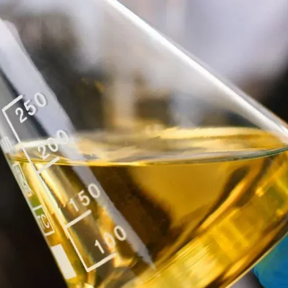 Muestra de diésel de alta calidad en un laboratorio, analizada para garantizar pureza y rendimiento óptimo en aplicaciones industriales.