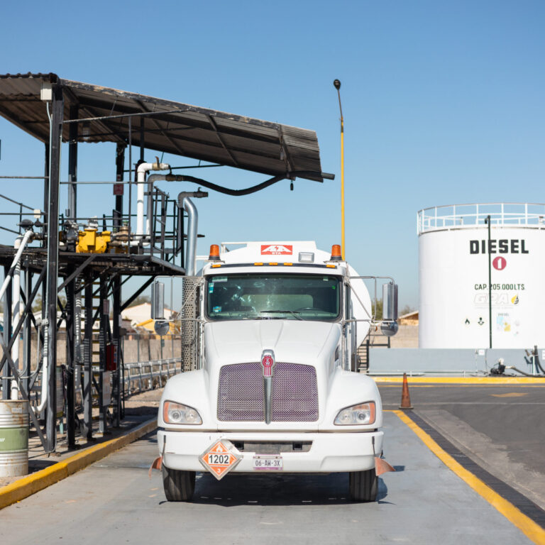 Tanque de almacenamiento de combustible diseñado a medida para garantizar seguridad, eficiencia y abastecimiento continuo en industrias de Sonora y Sinaloa.