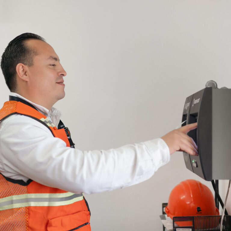 Operador supervisando el monitoreo satelital de diésel en tiempo real para garantizar seguridad y eficiencia en el transporte de combustible.