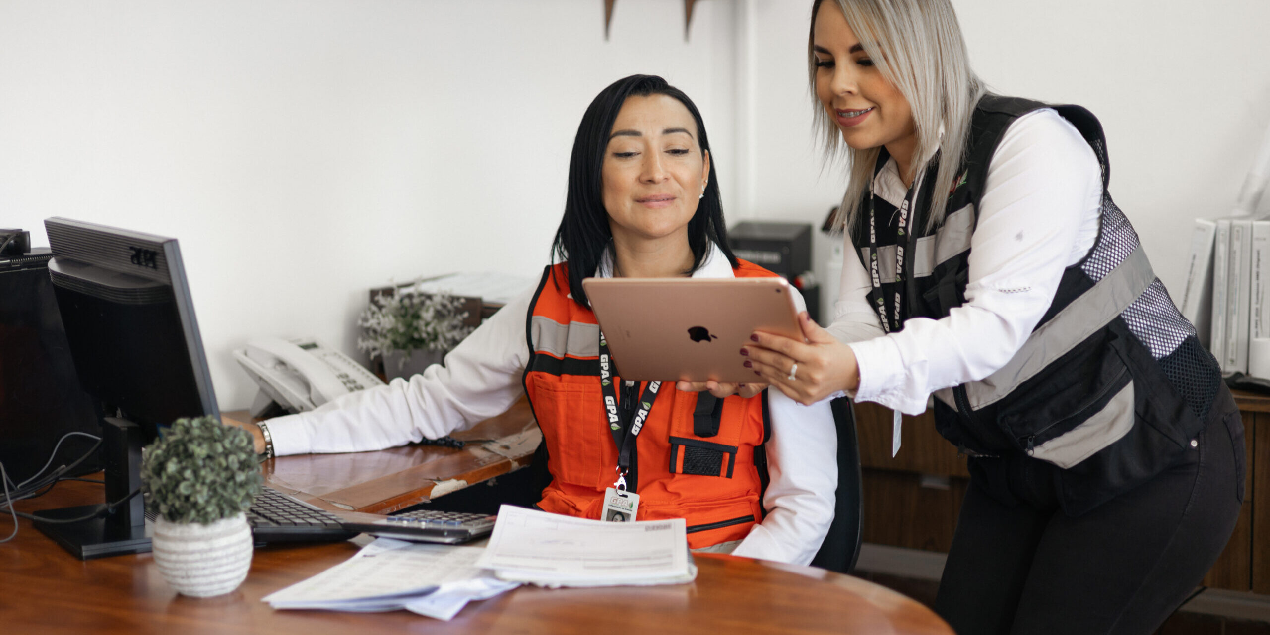 Dos colaboradoras de Combustóleo de Sonora revisan en una tablet las funciones de la nueva página web, optimizando la experiencia digital para clientes y socios.