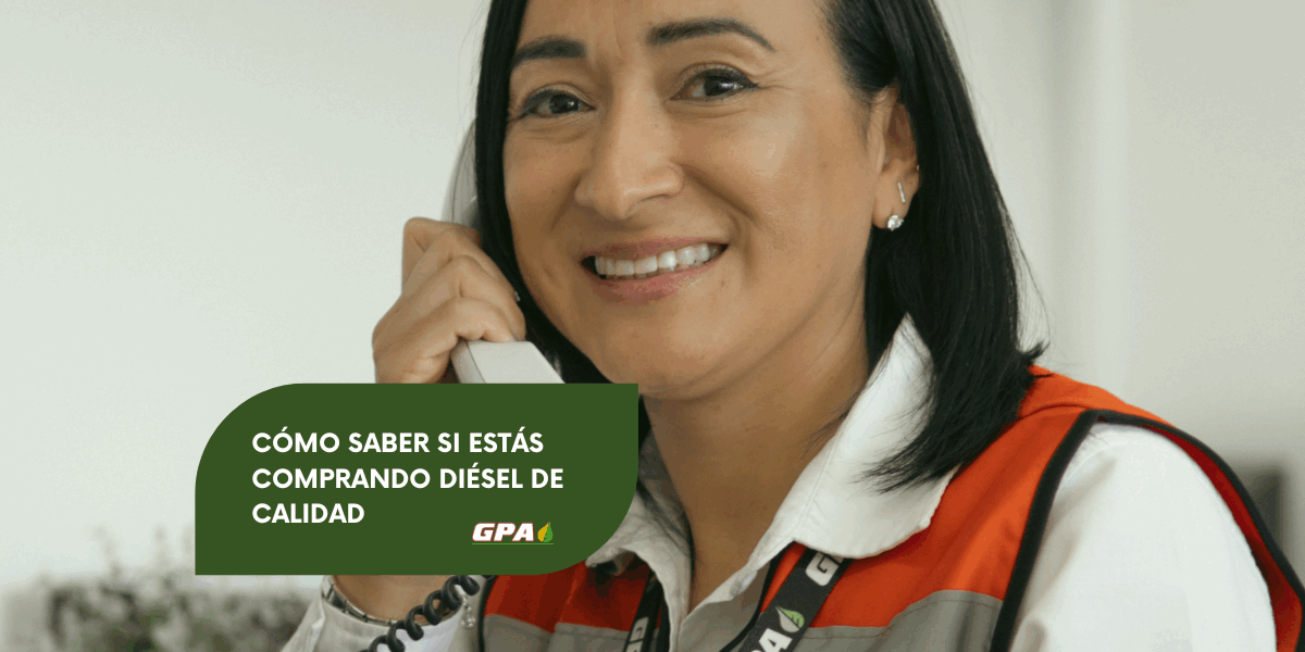 diésel de calidad Mujer sonriendo mientras atiende llamada sobre suministro de diésel de calidad