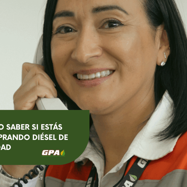 Mujer sonriendo mientras atiende llamada sobre suministro de diésel de calidad