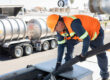 Distribuidor de combustible realizando entrega con unidad certificada y sistema de medición volumétrica.