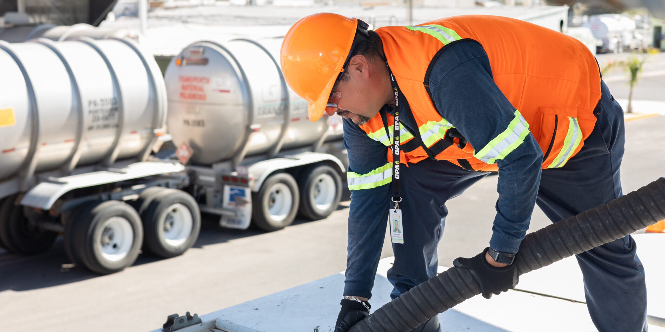 Distribuidor de combustible realizando entrega con unidad certificada y sistema de medición volumétrica.