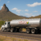 Camión cisterna de Combustóleo de Sonora realizando distribución de combustible en el norte de México, con paisaje desértico y cerro de fondo.