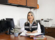 Colaboradora de Combustóleo de Sonora brindando atención profesional en oficina, parte del equipo que garantiza un suministro de combustible confiable.