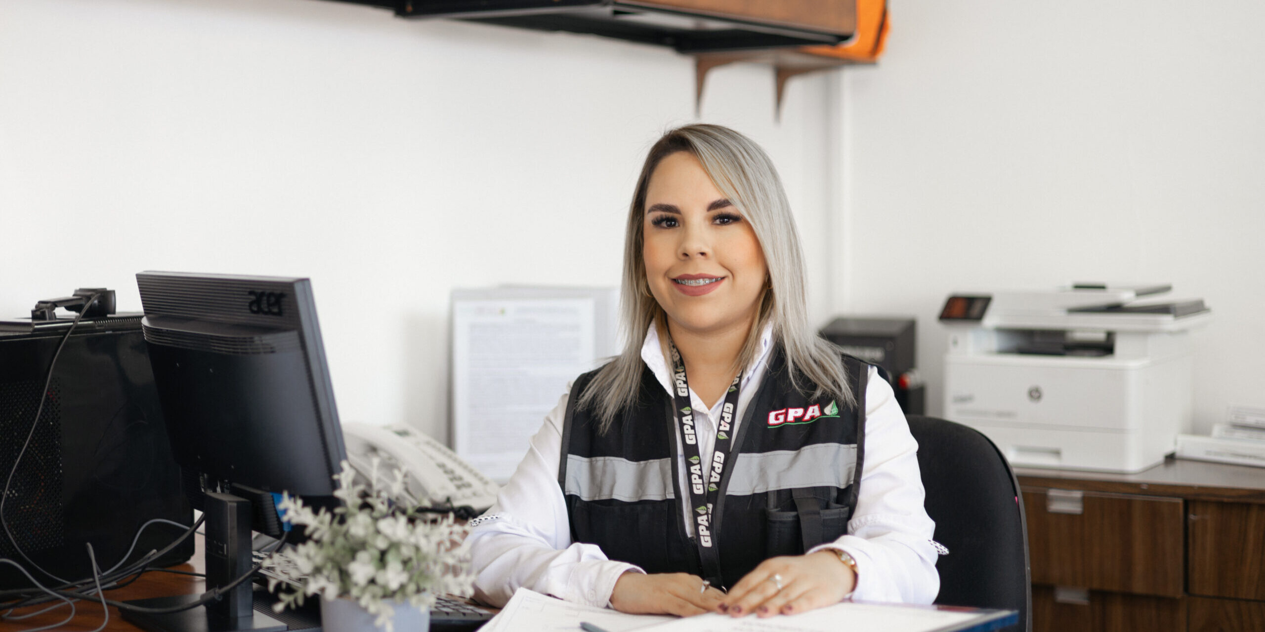 Colaboradora de Combustóleo de Sonora brindando atención profesional en oficina, parte del equipo que garantiza un suministro de combustible confiable.