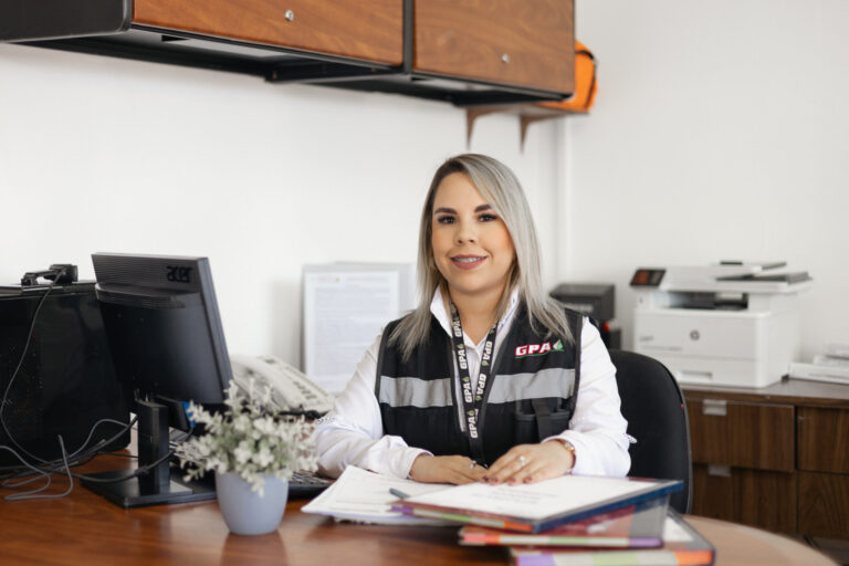 Colaboradora de Combustóleo de Sonora brindando atención profesional en oficina, parte del equipo que garantiza un suministro de combustible confiable.
