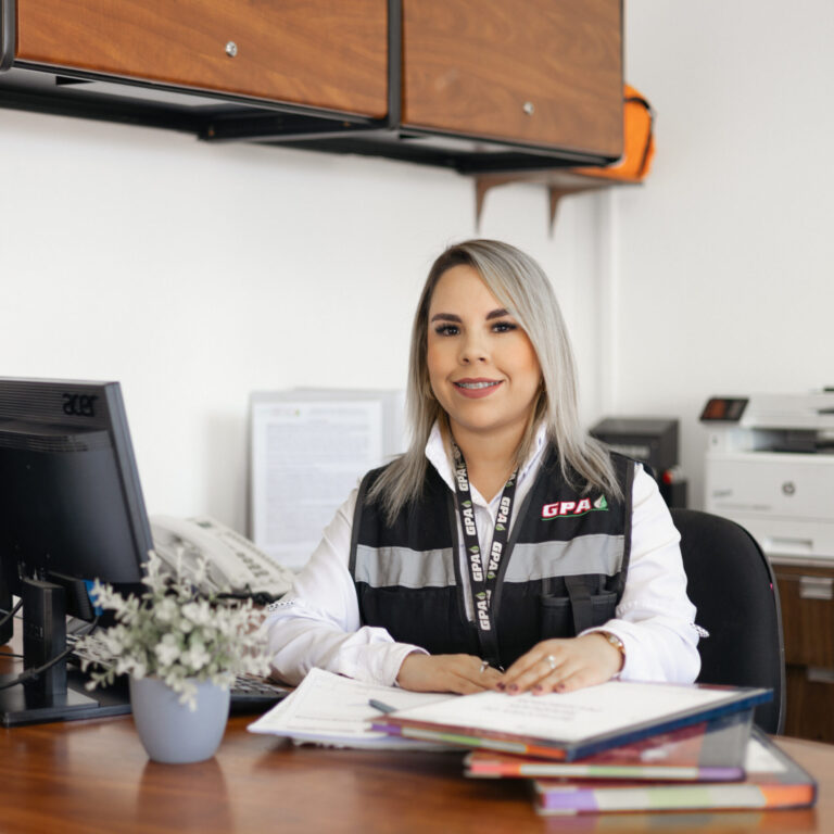 Colaboradora de Combustóleo de Sonora brindando atención profesional en oficina, parte del equipo que garantiza un suministro de combustible confiable.